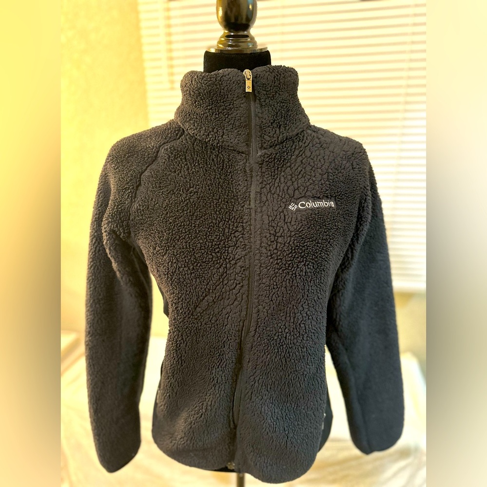 Women’s Small Columbia black comfy sherpa jacket.